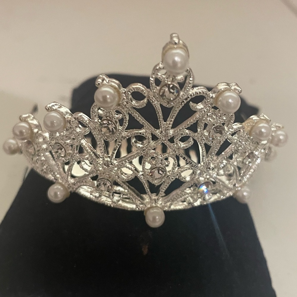 NWT Elegant Silver Tiara with Pearls and Crystals